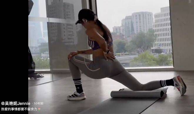美女百分百露胸